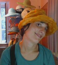 Carla mit hut b